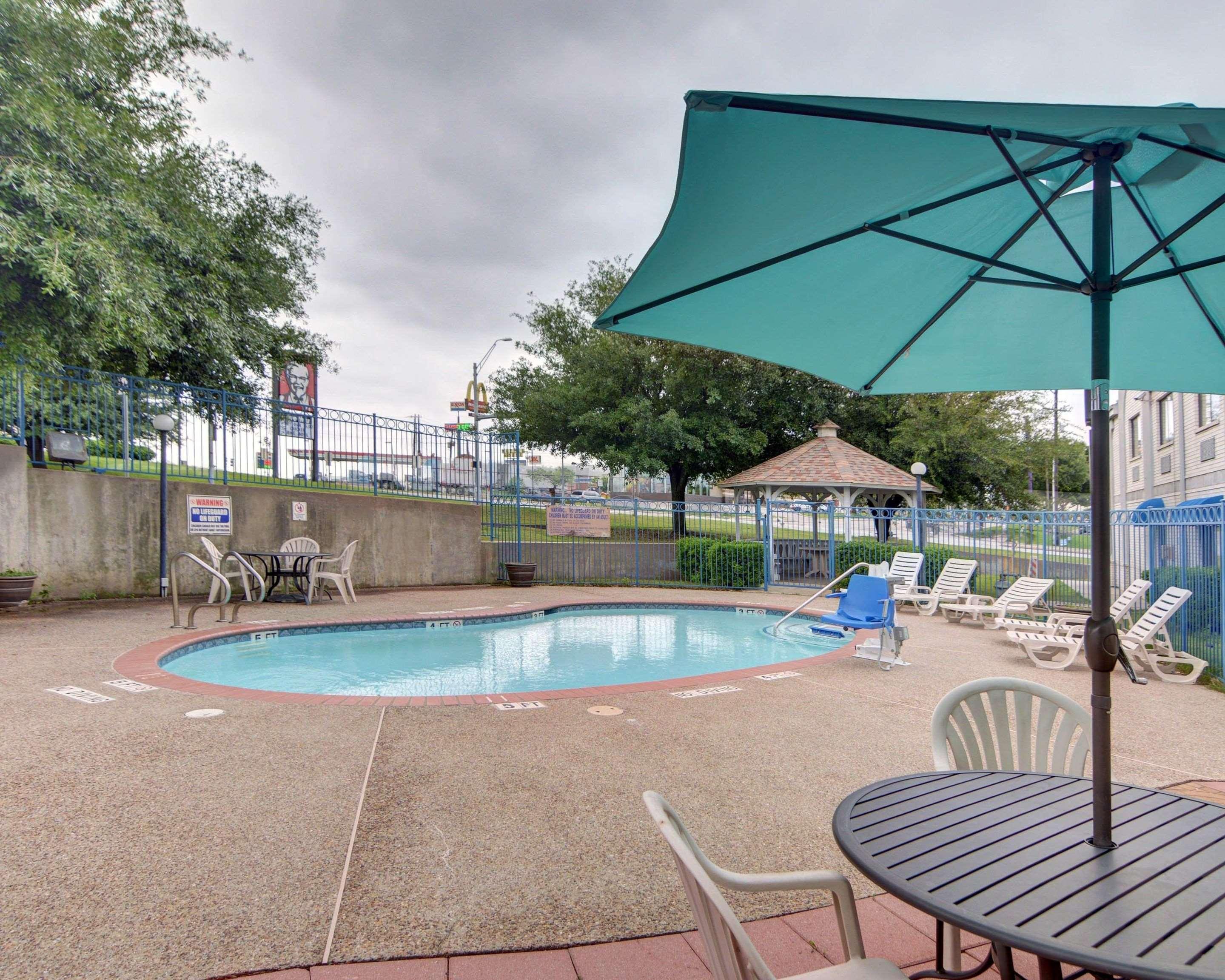 Quality Inn & Suites Grand Prairie Eksteriør billede